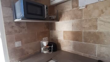 Réfrigérateur, micro-ondes, cafetière/bouilloire, grille-pain