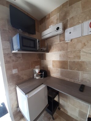 Kjøleskap, mikrobølgeovn, kaffetrakter/tekoker og brødrister