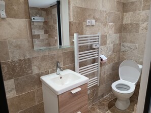 Regadera, toallas, jabón, papel de baño 