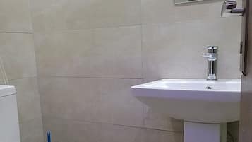 Habitación doble Deluxe | Baño | Amenidades de baño gratuitas y toallas