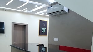 Un mostrador de recepción de diseño moderno, con detalles de madera y toques rojos.