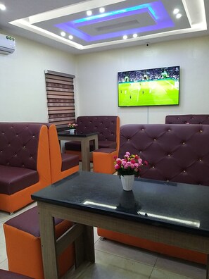 Restaurant - MITOS LUXURY SUITES -BODE THOMAS (Lagos)