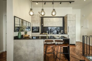Habitación | Cocina privada | Microondas, horno, cafetera y tetera y comedor 