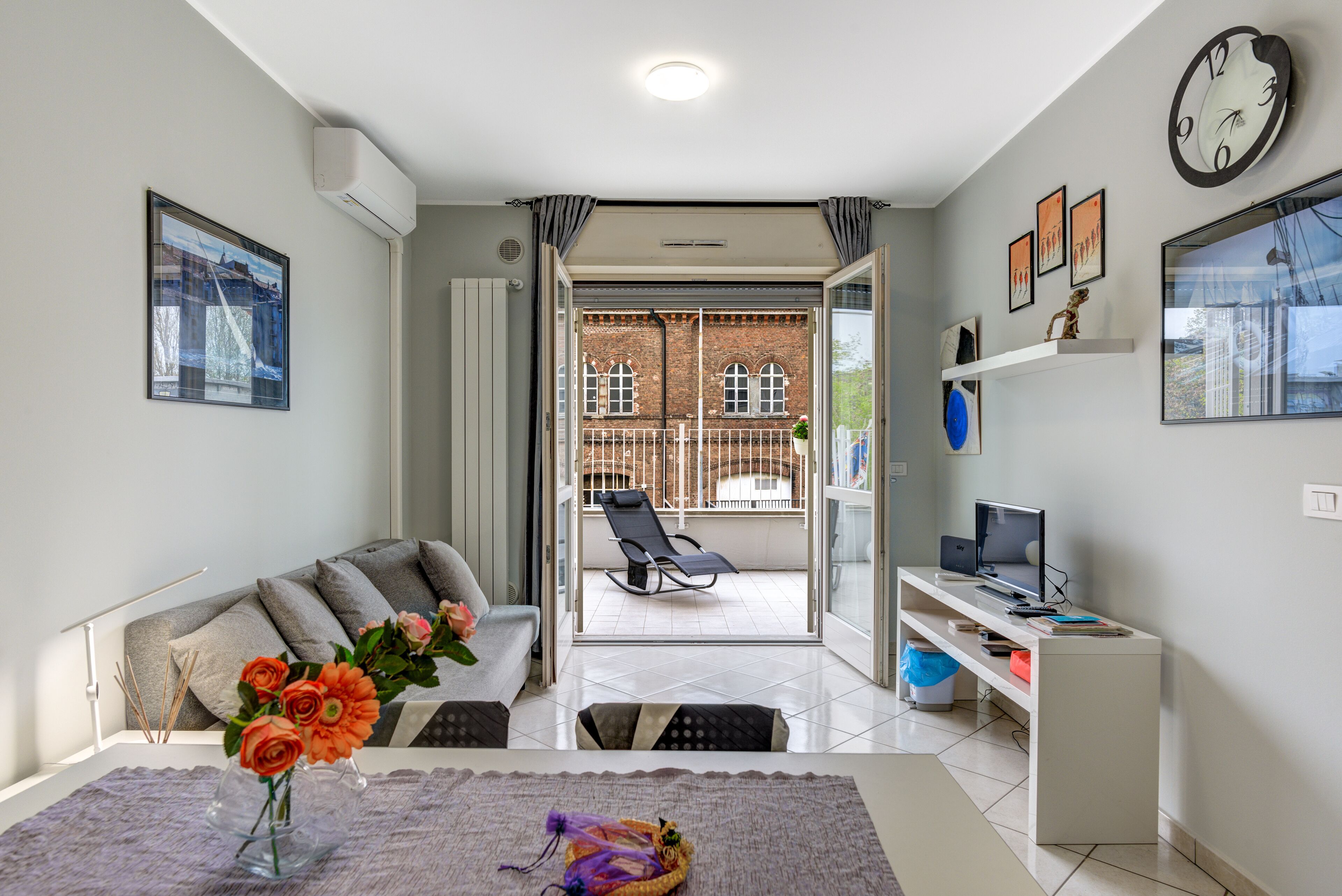 Modern Studio and Terrace [10 min from the Center]