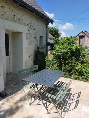 Outdoor dining - Gîte Val de Loire private access: 2/4 persons (Saint-Branchs)
