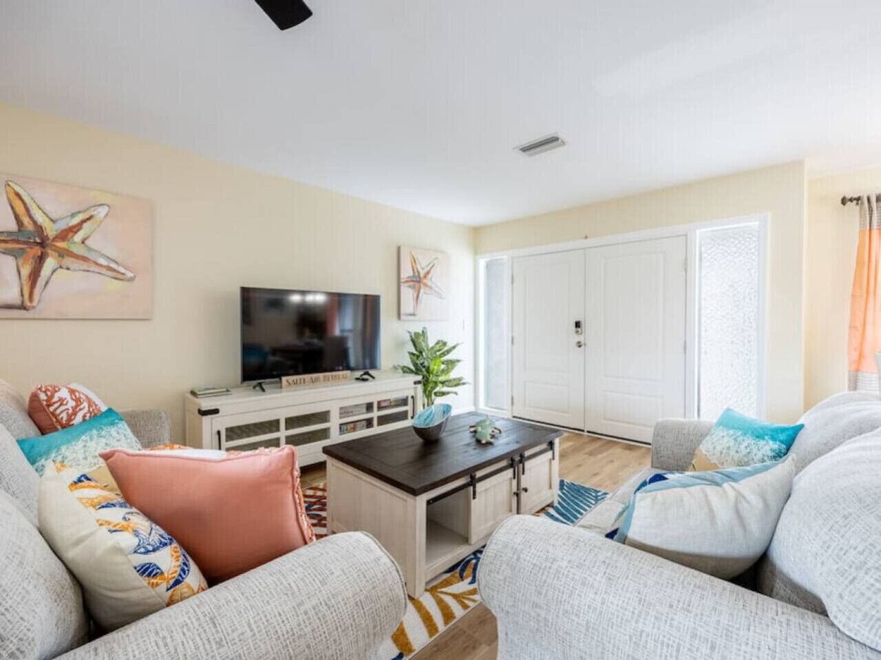 TV, lareira, mesa de pingue-pongue