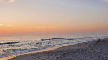 Ligstoelen aan het strand, strandlakens
