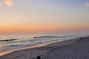 Sun-loungers, beach towels - TOP 10% Home|Family Fun|Loaded Amenities|Game Room|6 Mins to beach (Englewood)