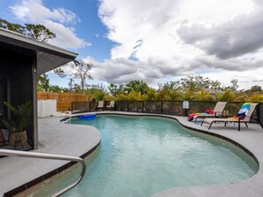 Een buitenzwembad, een verwarmd zwembad