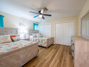 2 habitaciones, escritorio y tabla de planchar con plancha 