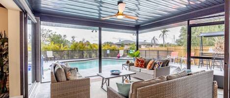 Televisión, chimenea y tenis de mesa