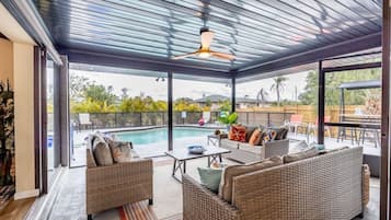 Fernseher, Kamin, Tischtennisplatte