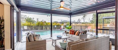 Televisio, takka, pöytätennispöytä