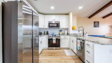 Geladeira, micro-ondas, fogão, cooktop