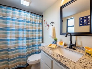 Een haardroger, handdoeken, zeep, shampoo