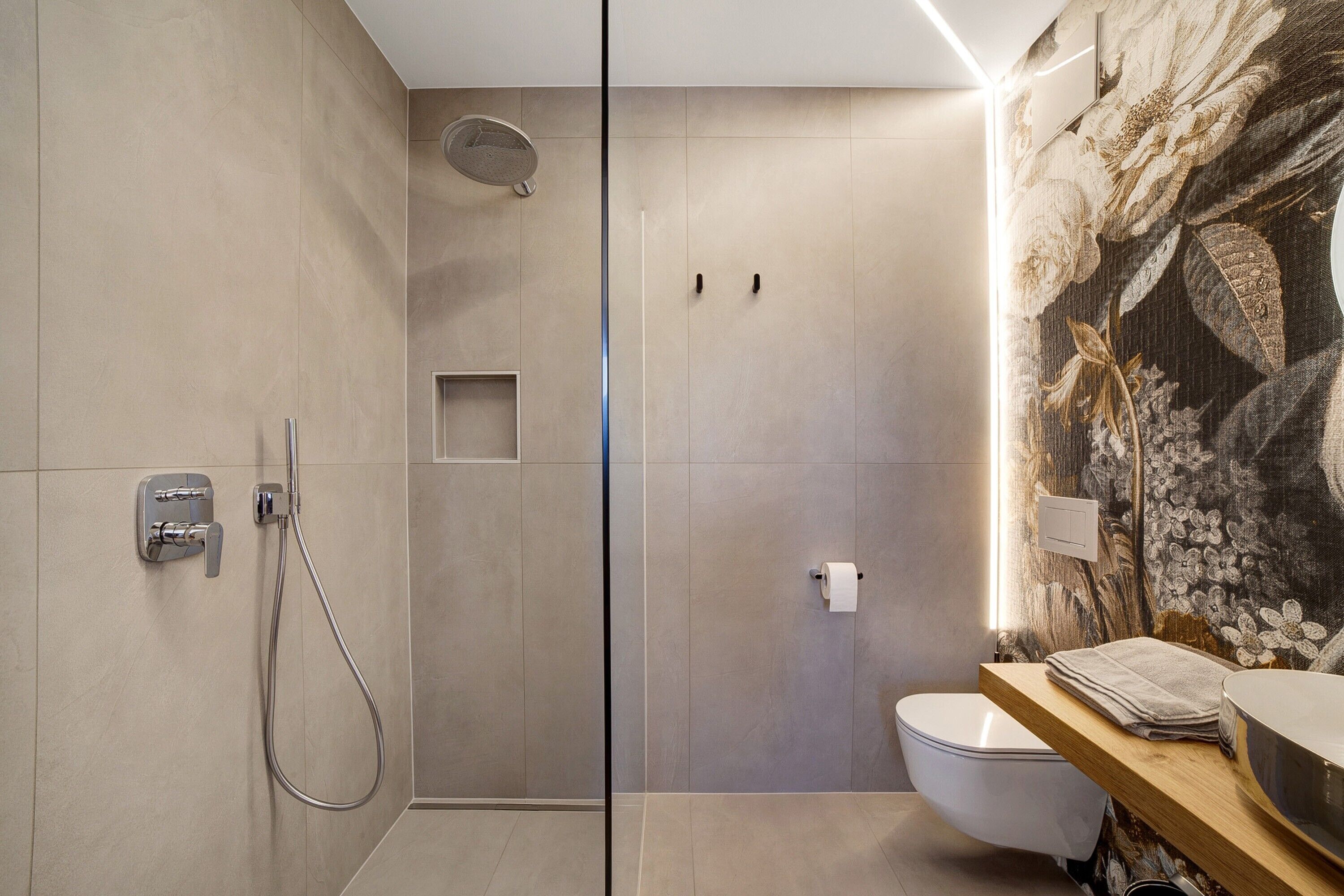 Shower, hair dryer, towels