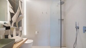 A modern bathroom with a glass shower enclosure, a wooden vanity, and a large mirror. - Studio 'Alivo Living Apartment Olivia' with Mountain View, Shared Terrace and Wi-Fi (Riffian)