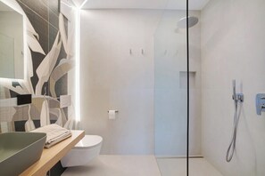 Douche, sèche-cheveux, serviettes fournies