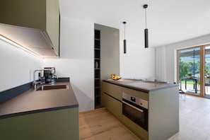 Een koelkast, een magnetron, een oven, een kookplaat