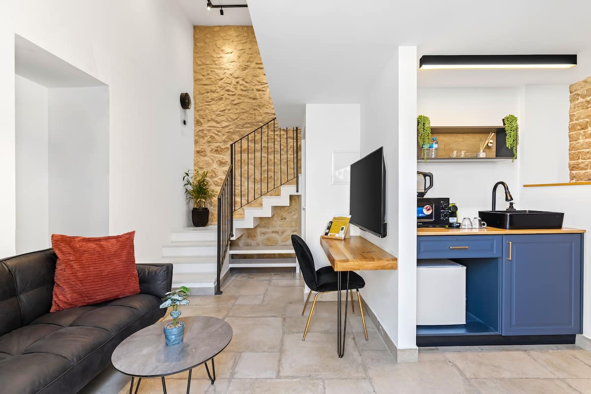 Ein modernes Wohnzimmer mit Sofa, Couchtisch und einer Treppe zu einer oberen Ebene.