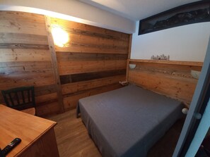 2 Schlafzimmer, Reisekinderbett