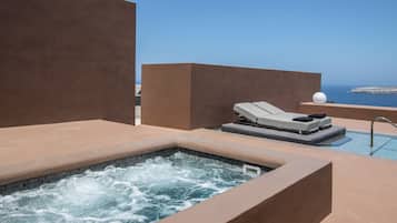 5 utendørsbassenger og solsenger