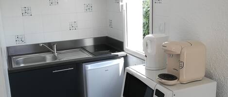 Een koelkast, een microgolfoven, een kookplaat