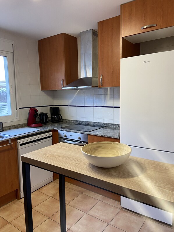Frigorífico, microondas, horno y placa de cocina