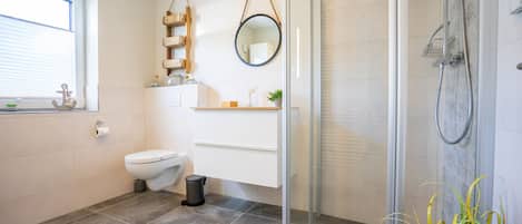Een douche, handdoeken