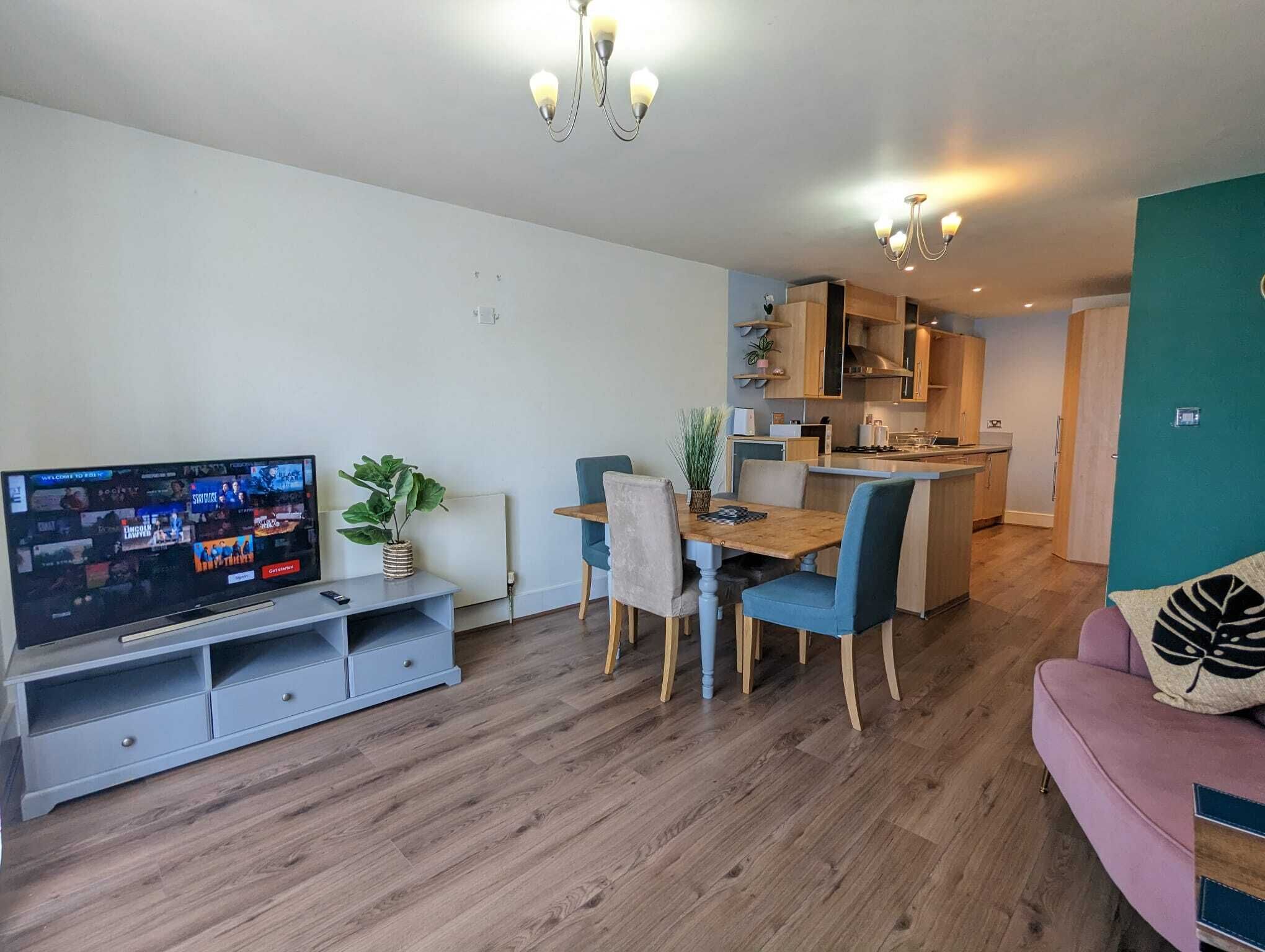 This serviced apartment is a 2 bedroom(s), 2 bathrooms, located in Birmingham, West Midlands.