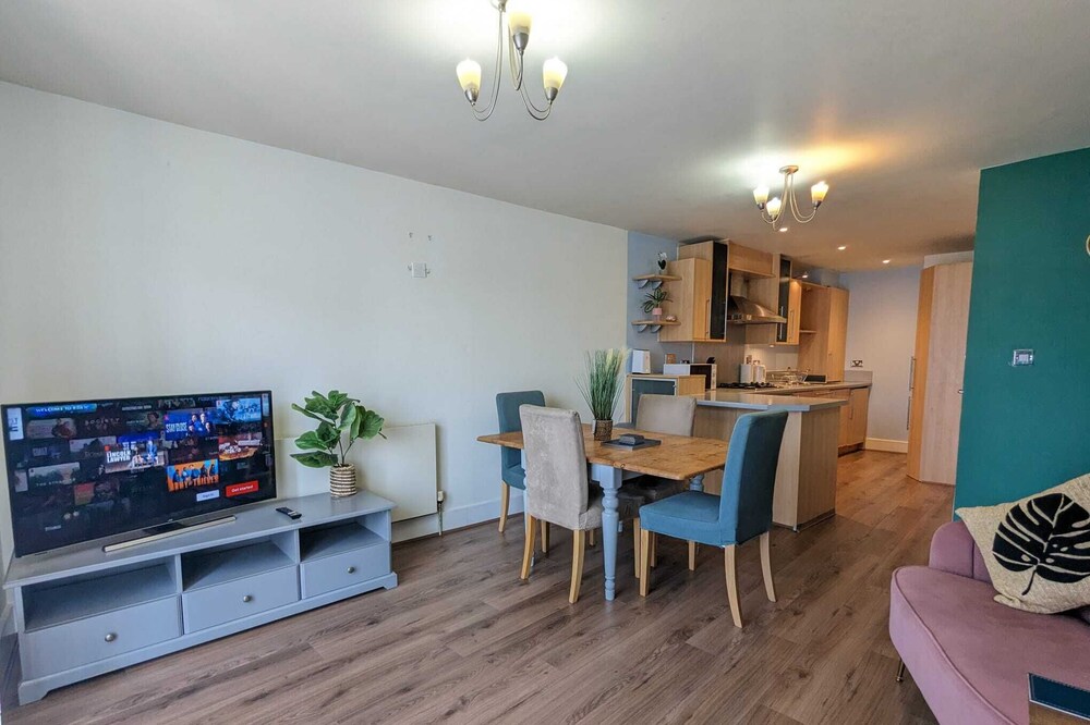 This serviced apartment is a 2 bedroom(s), 2 bathrooms, located in Birmingham, West Midlands.