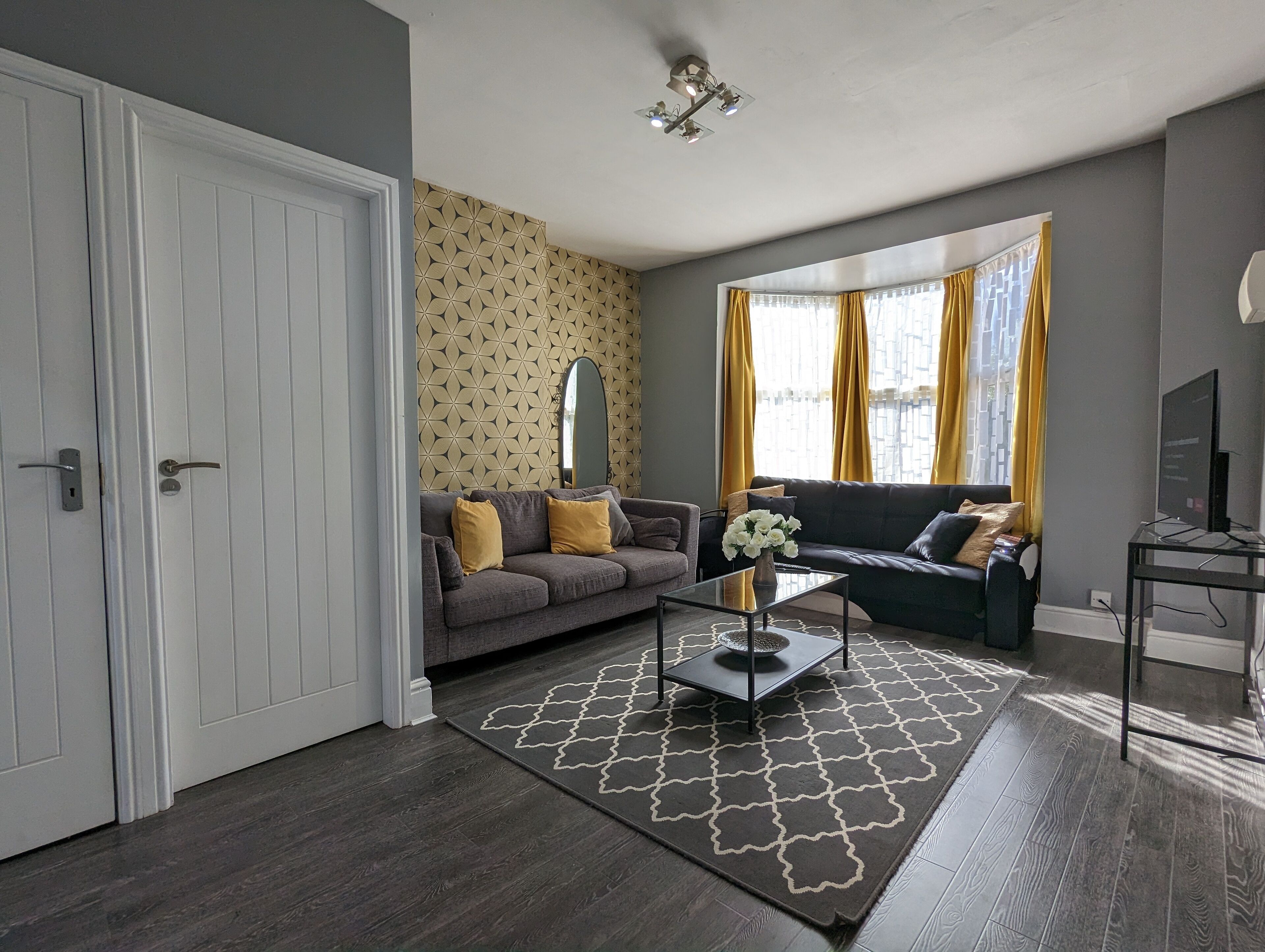 This serviced apartment is a 2 bedroom(s), 1.5 bathrooms, located in Birmingham, England.
