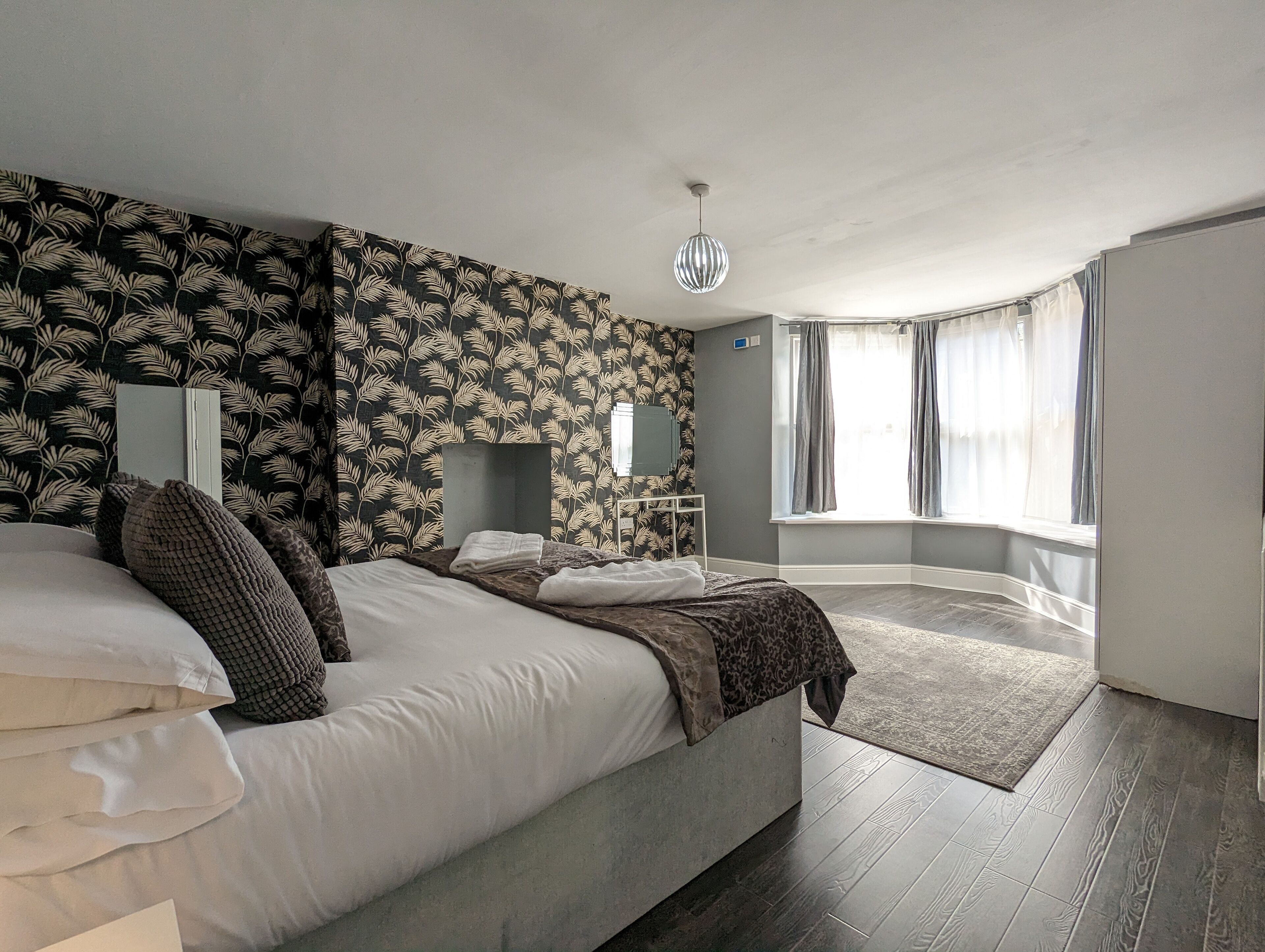 This serviced apartment is a 2 bedroom(s), 1.5 bathrooms, located in Birmingham, England.