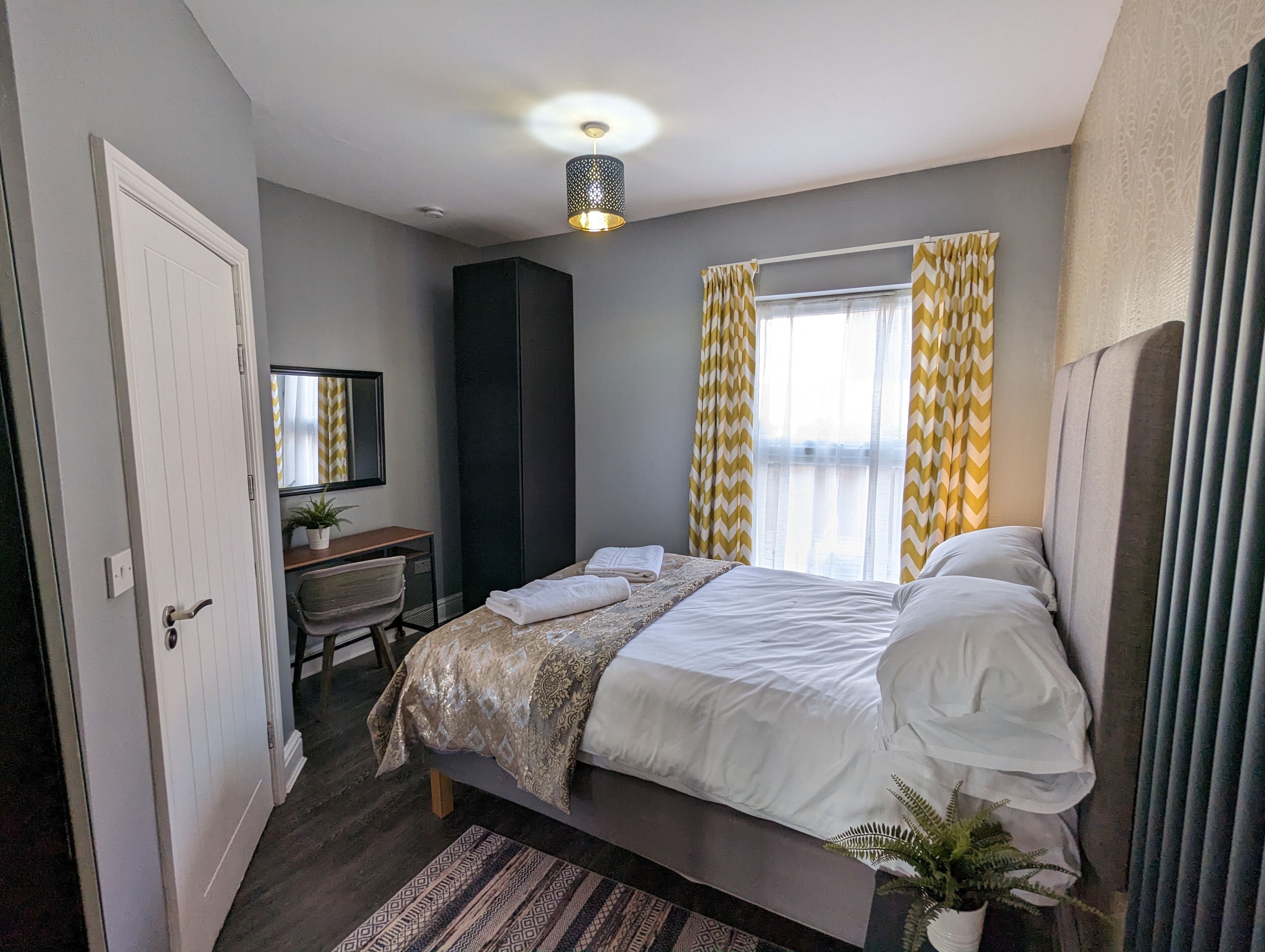 This serviced apartment is a 2 bedroom(s), 2 bathrooms, located in Birmingham, England.