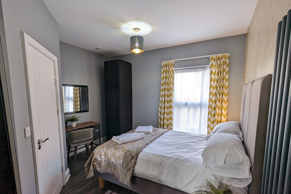 This serviced apartment is a 2 bedroom(s), 2 bathrooms, located in Birmingham, England.