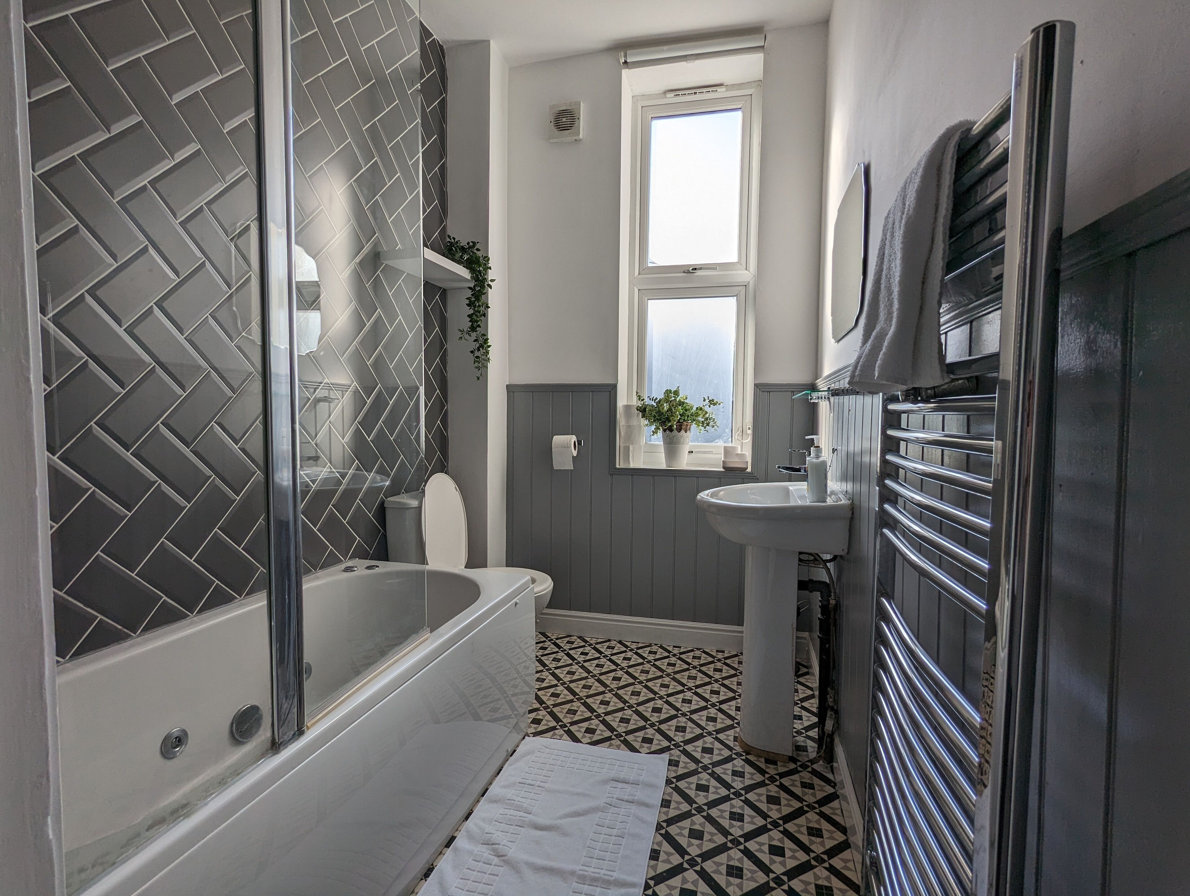 This aparthotel is a 2 bedroom(s), 1 bathrooms, located in Birmingham, England.