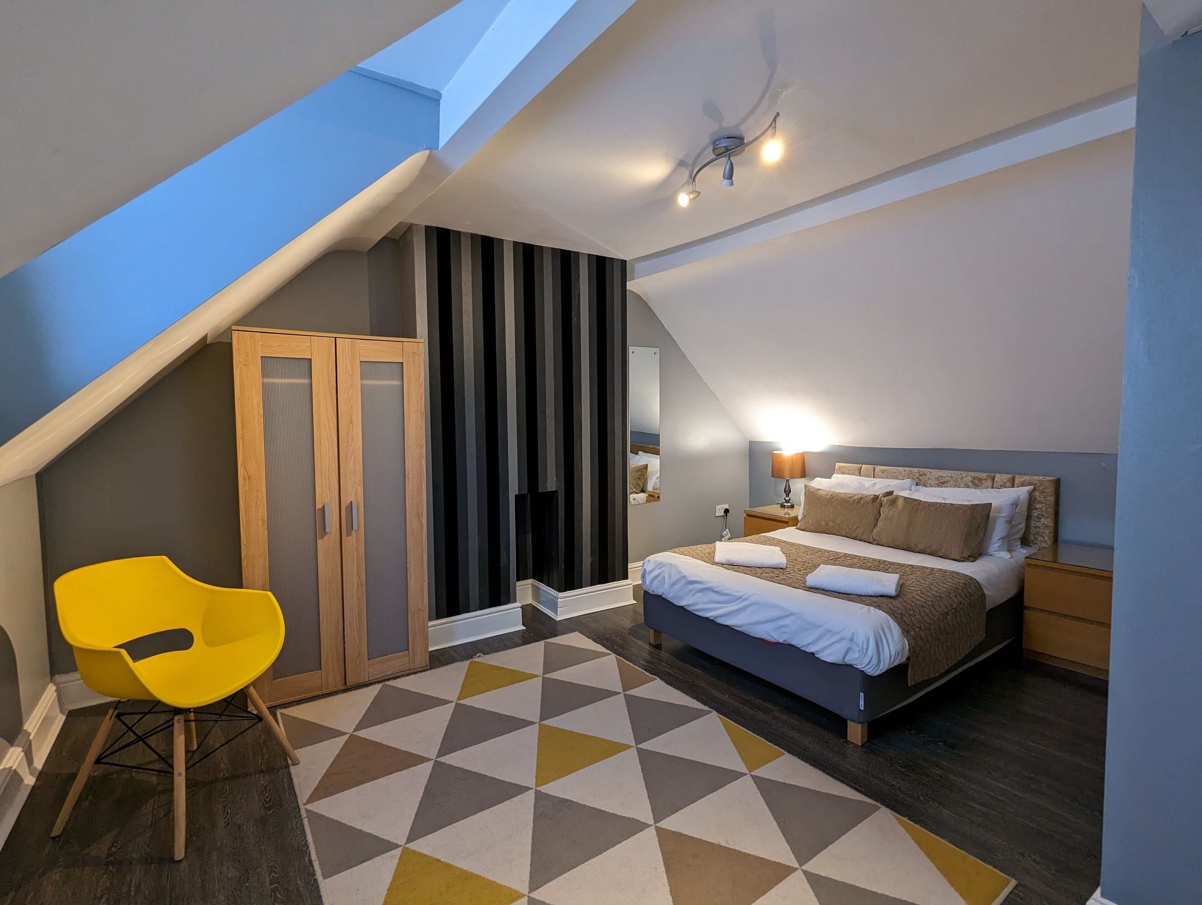 This serviced apartment is a 2 bedroom(s), 1 bathrooms, located in Birmingham, England.