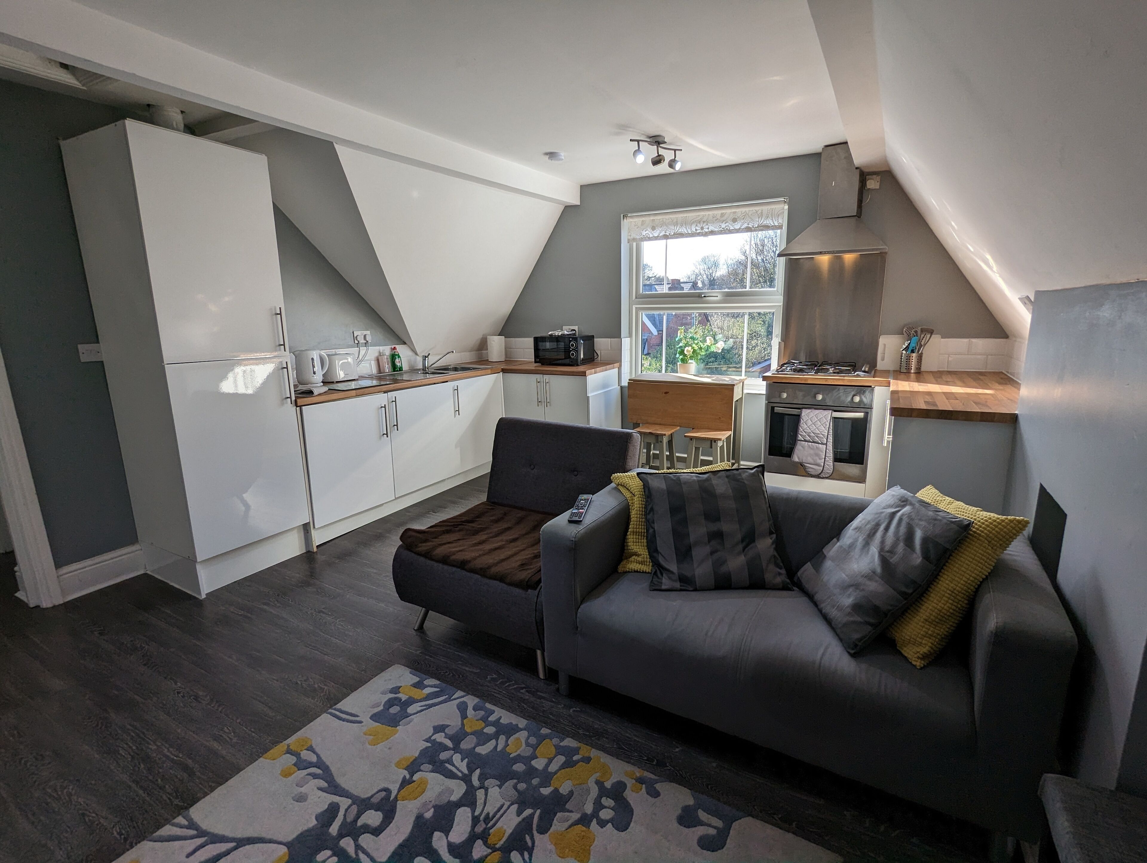 This serviced apartment is a 2 bedroom(s), 1 bathrooms, located in Birmingham, England.