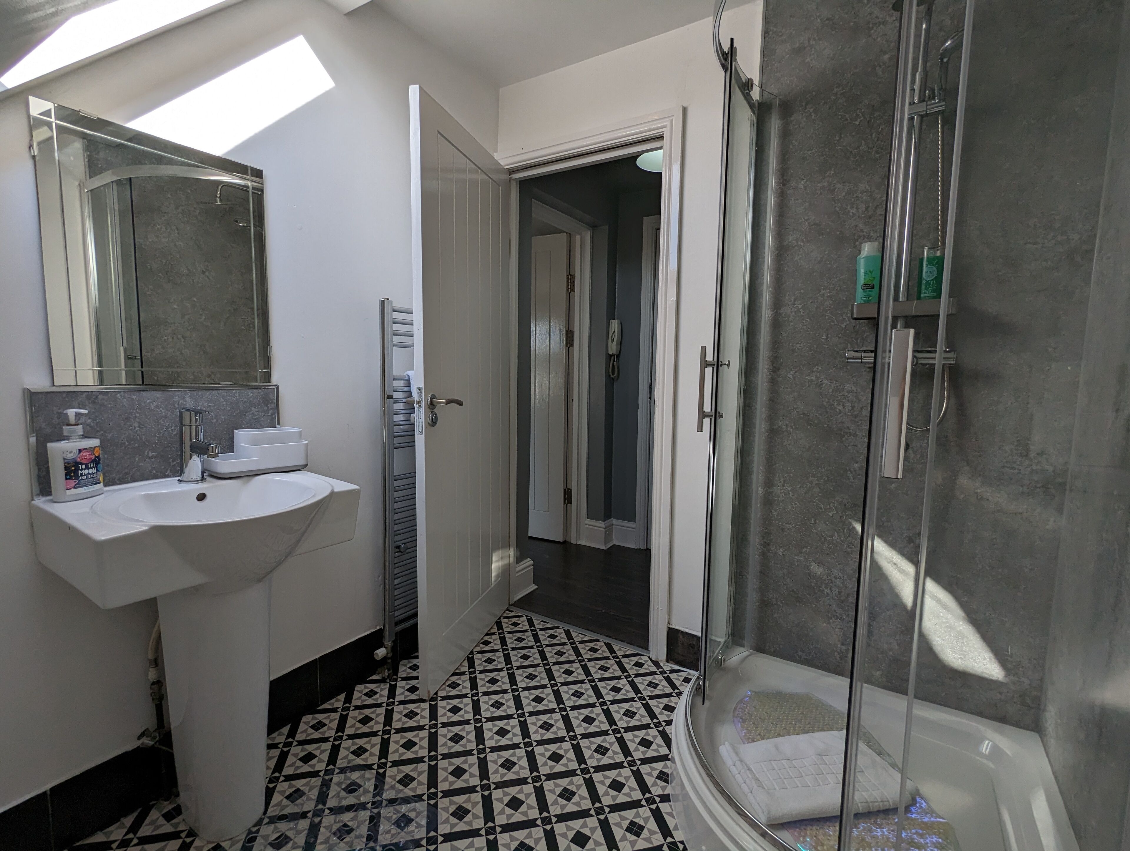 This serviced apartment is a 2 bedroom(s), 1 bathrooms, located in Birmingham, England.