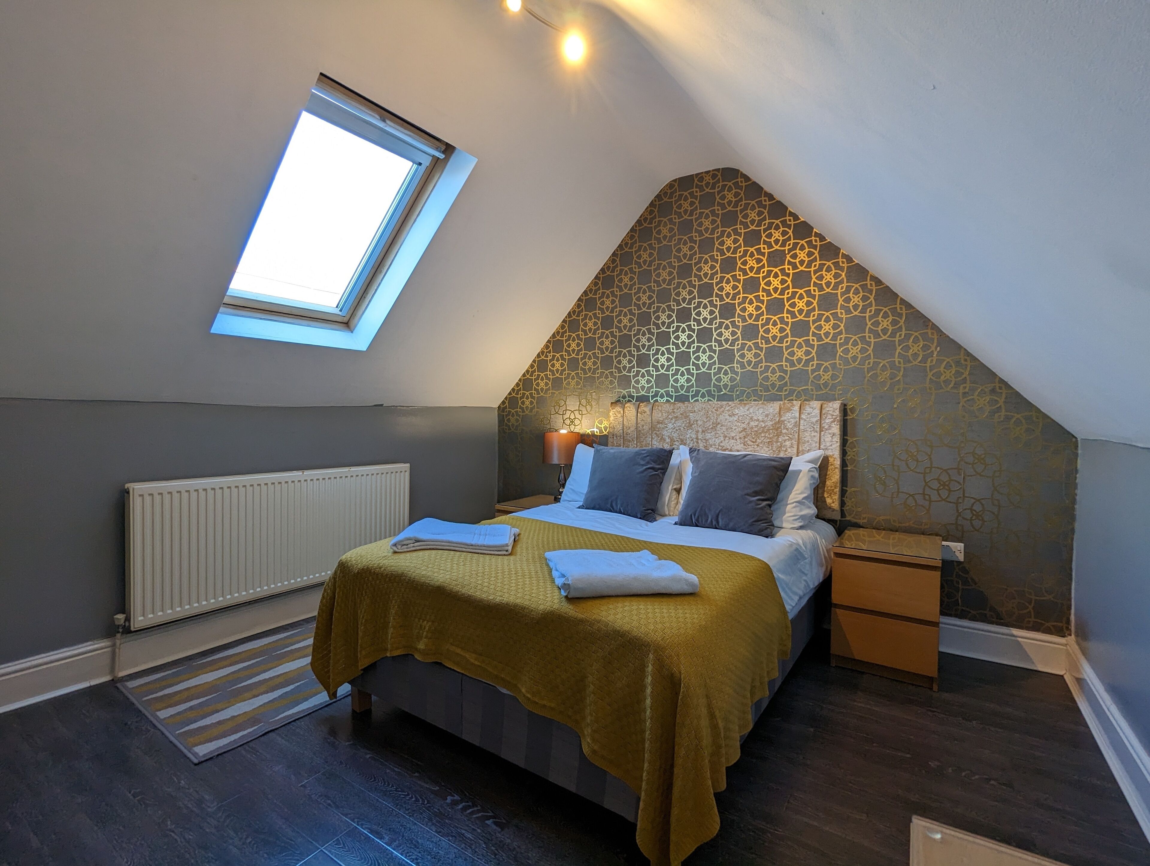 This serviced apartment is a 2 bedroom(s), 1 bathrooms, located in Birmingham, England.