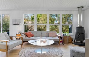 Smart TV y chimenea 