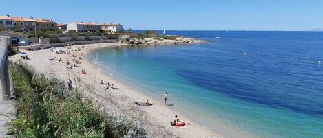 Una spiaggia nelle vicinanze