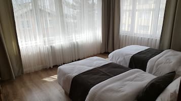 3 habitaciones, escritorio, tabla de planchar con plancha y wifi gratis