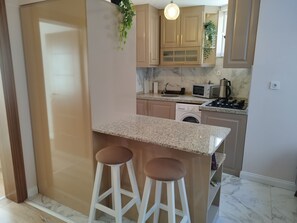 Fridge, microwave, coffee/tea maker, electric kettle - Cozy Home Next to Green Mosque (Bursa)
