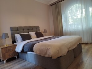 3 habitaciones, escritorio, tabla de planchar con plancha y wifi gratis