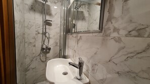 Shower, hair dryer, towels, toilet paper - Cozy Home Next to Green Mosque (Bursa)
