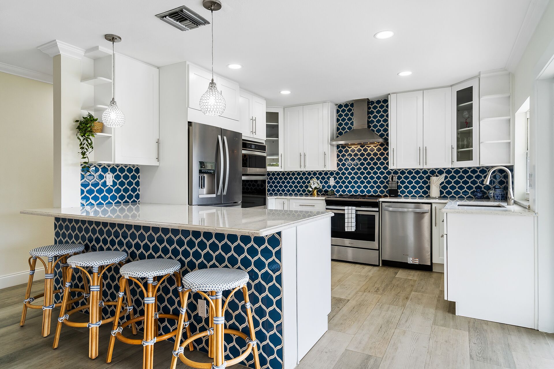 Kylskåp, mikrovågsugn, ugn och spishäll