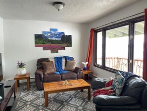 Smart TV, books - The Boat House - Waterfront at Auke Bay with Discounts on Tours (Juneau)