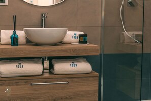 Chambre double | Salle de bain | Douche, séchoir à cheveux, peignoirs, bidet