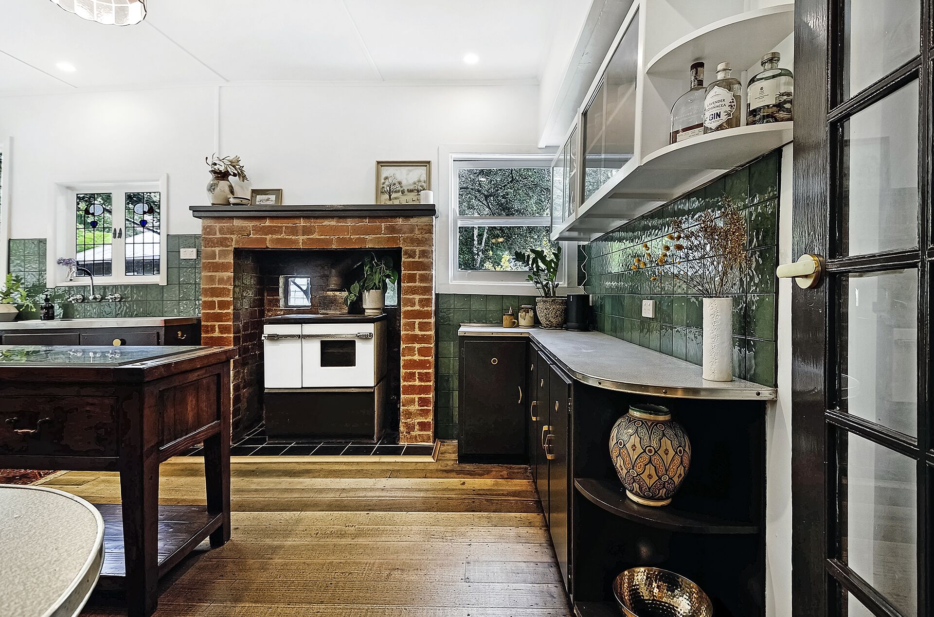 Peaceful riverside cottage in the perfect location